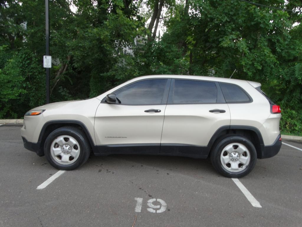 used 2015 Jeep Cherokee car, priced at $5,095