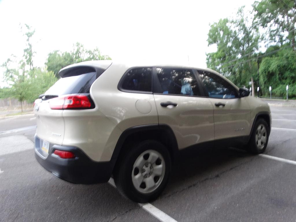 used 2015 Jeep Cherokee car, priced at $5,095