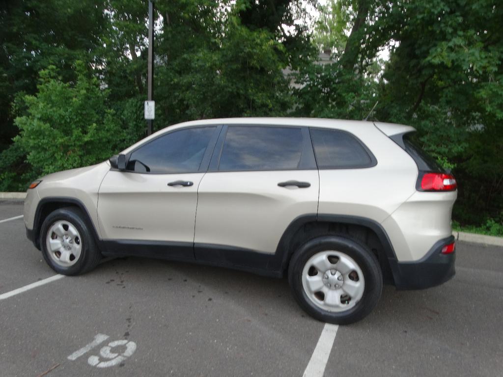 used 2015 Jeep Cherokee car, priced at $5,095
