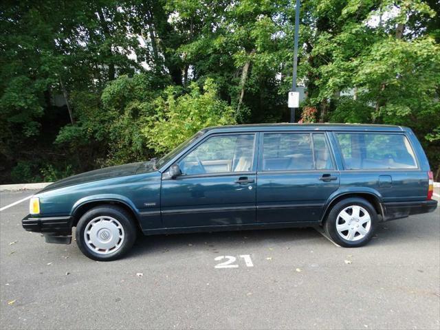 used 1995 Volvo 940 car, priced at $2,595