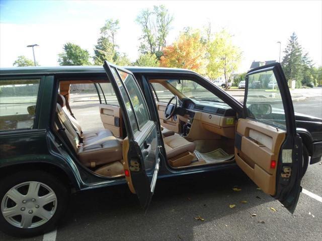 used 1995 Volvo 940 car, priced at $2,595