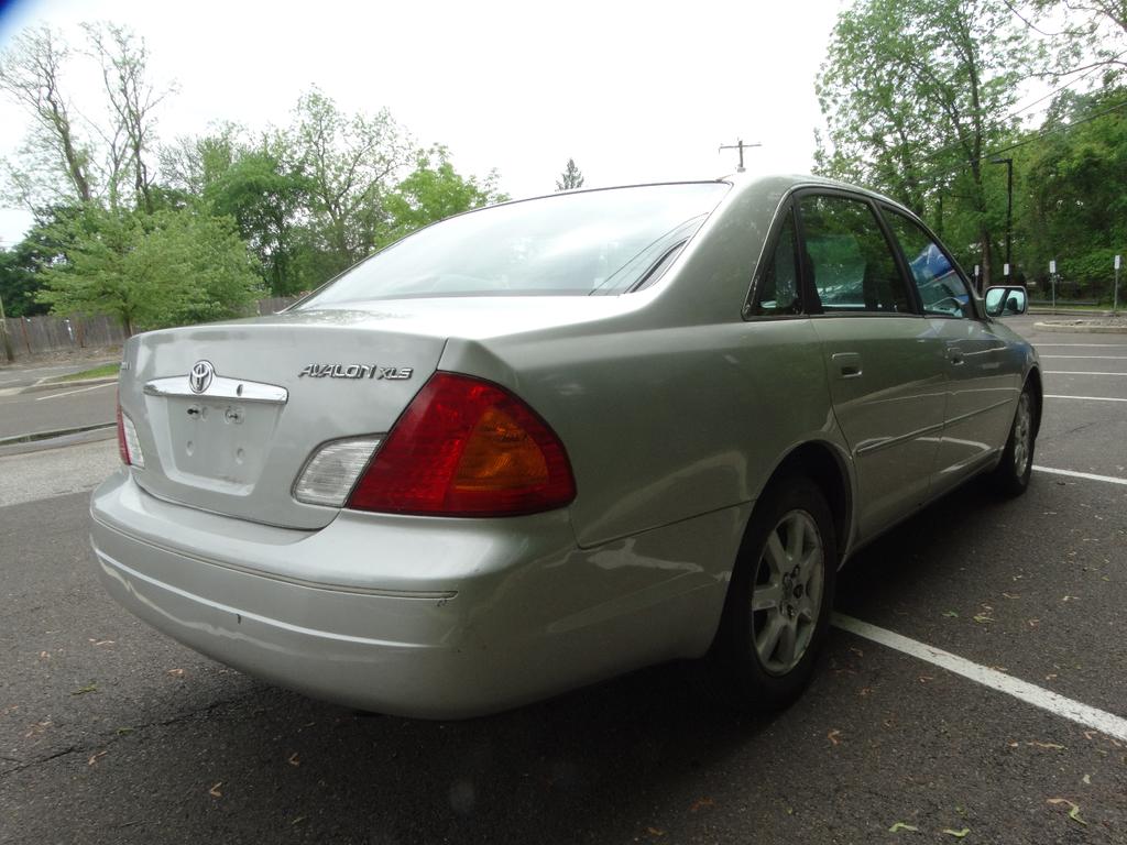 used 2000 Toyota Avalon car, priced at $3,595