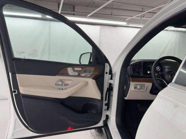 new 2025 Mercedes-Benz GLS 450 car