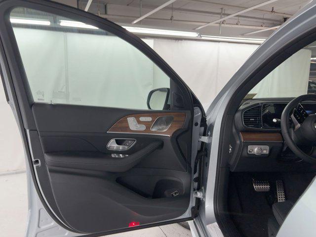 new 2025 Mercedes-Benz GLS 450 car