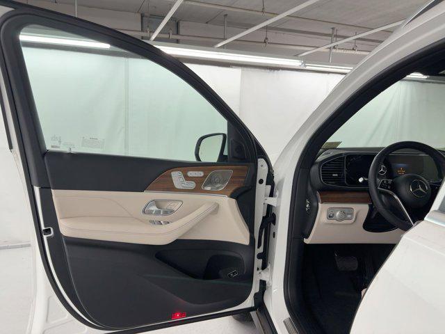 new 2025 Mercedes-Benz GLS 450 car