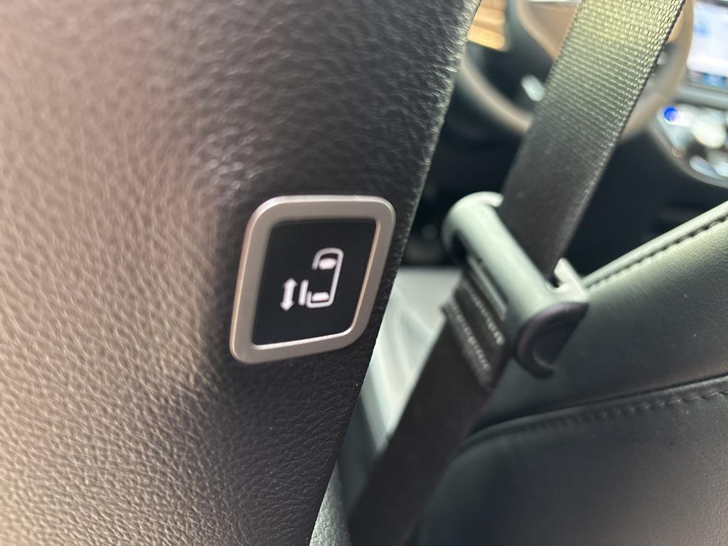 used 2025 Chrysler Pacifica car, priced at $36,800