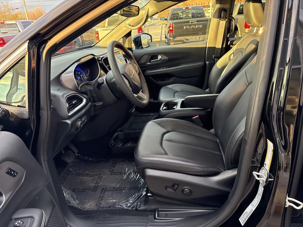 used 2025 Chrysler Pacifica car, priced at $36,800