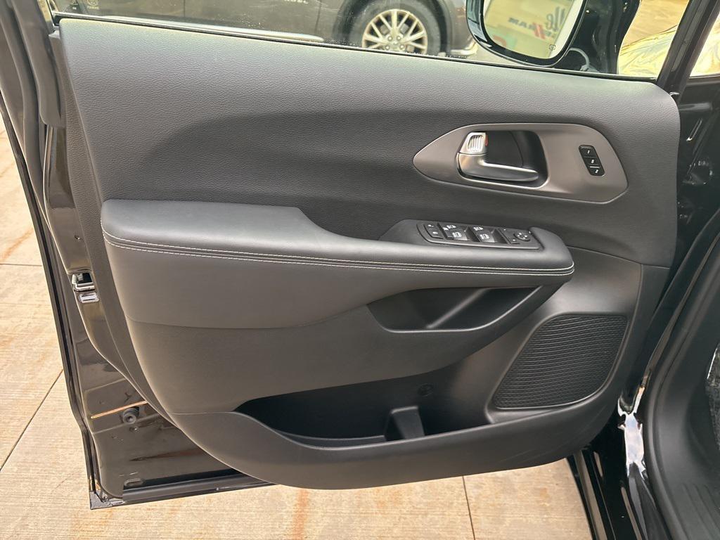 used 2025 Chrysler Pacifica car, priced at $36,800