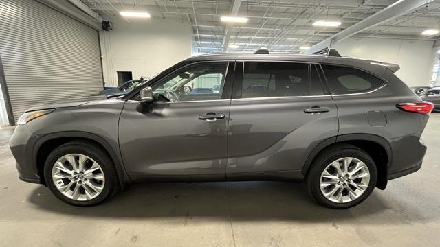 used 2022 Toyota Highlander car, priced at $39,672