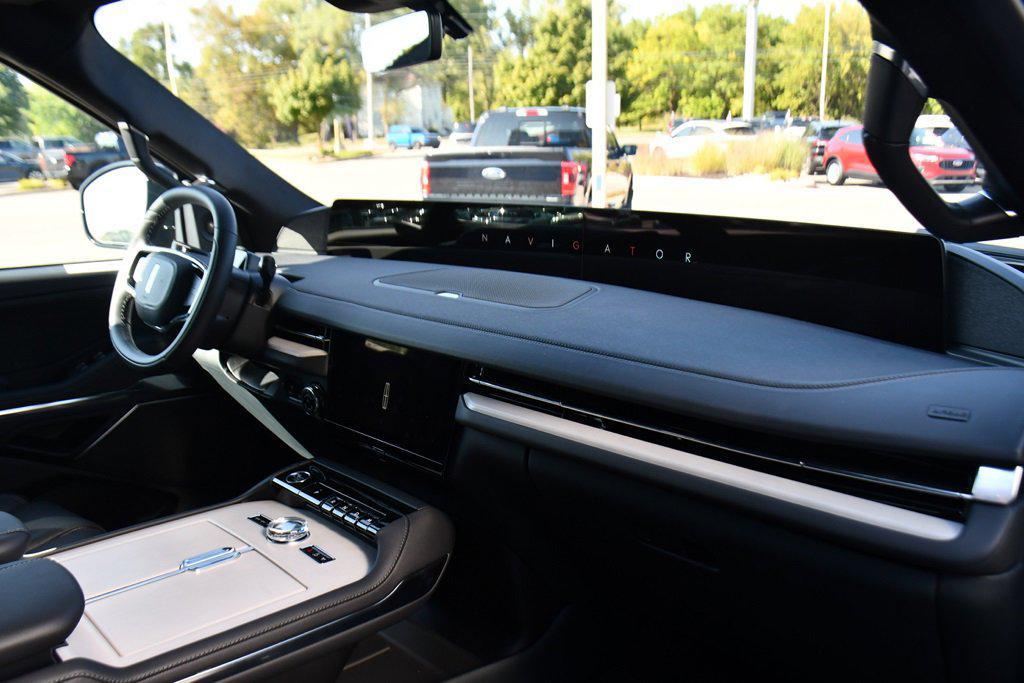 new 2025 Lincoln Navigator car, priced at $97,018
