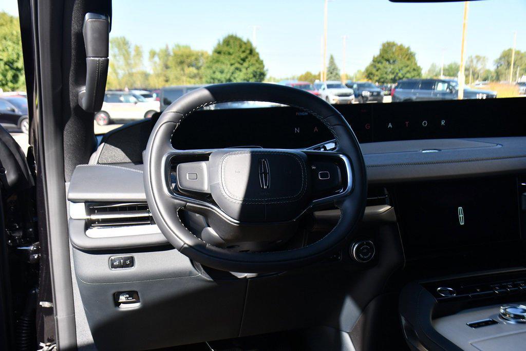 new 2025 Lincoln Navigator car, priced at $97,018