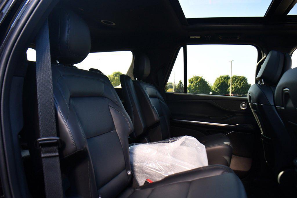 new 2025 Lincoln Navigator car, priced at $97,018