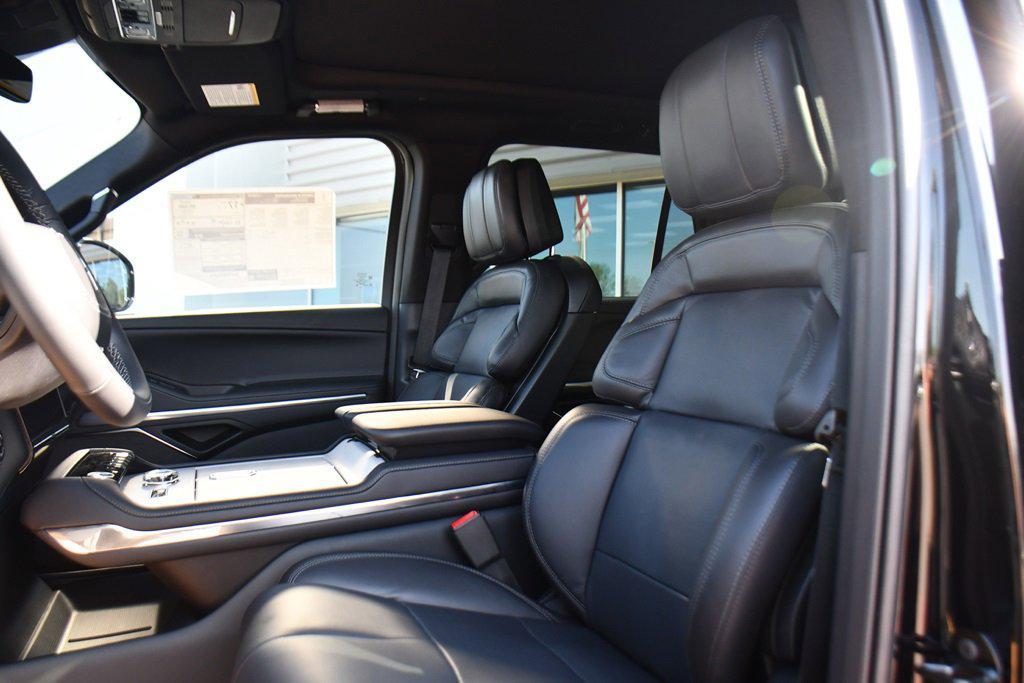 new 2025 Lincoln Navigator car, priced at $97,018