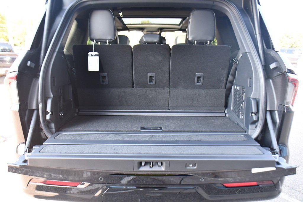 new 2025 Lincoln Navigator car, priced at $97,018
