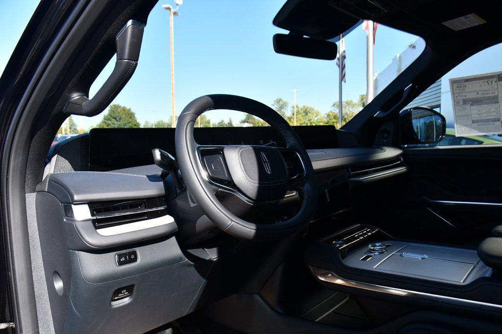 new 2025 Lincoln Navigator car, priced at $97,018