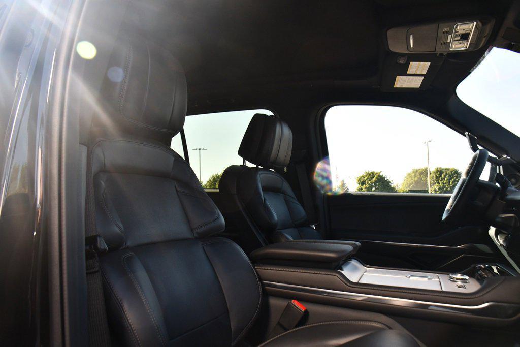 new 2025 Lincoln Navigator car, priced at $97,018