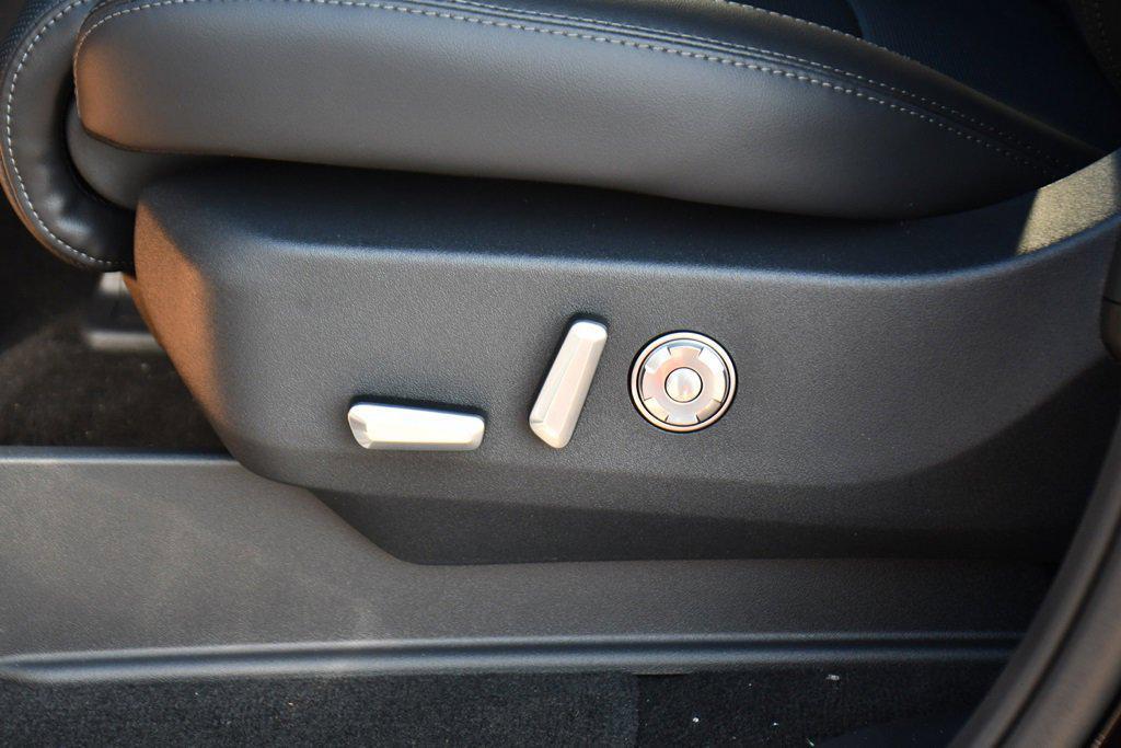 new 2025 Lincoln Navigator car, priced at $97,018