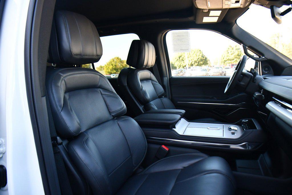 new 2025 Lincoln Navigator car, priced at $97,748