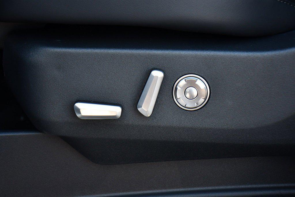 new 2025 Lincoln Navigator car, priced at $97,748