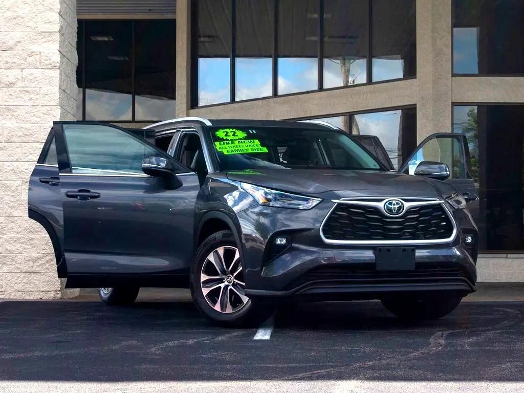 used 2022 Toyota Highlander car, priced at $33,144