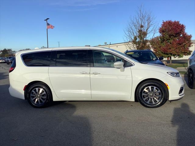 used 2022 Chrysler Pacifica Hybrid car, priced at $27,452