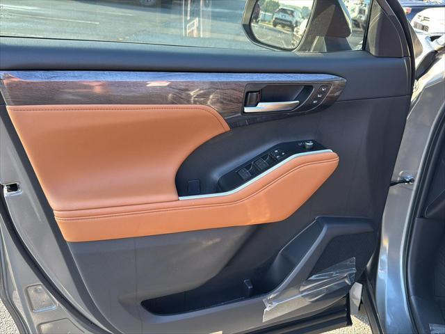 new 2025 Toyota Highlander car, priced at $53,477