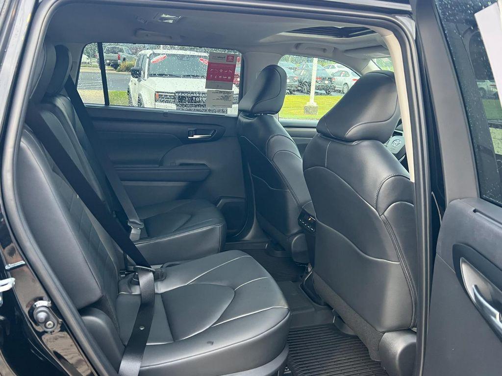 new 2025 Toyota Highlander Hybrid car, priced at $55,127