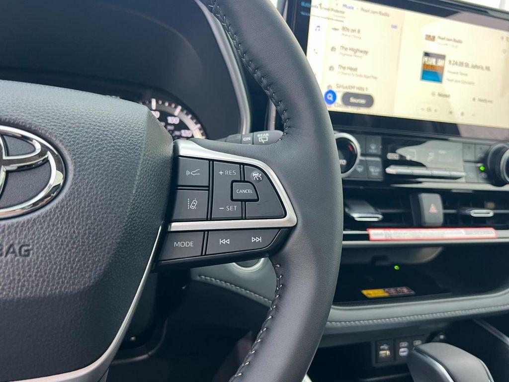 new 2025 Toyota Highlander Hybrid car, priced at $55,127