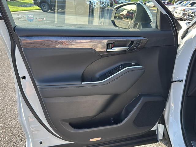 used 2023 Toyota Highlander car, priced at $43,900