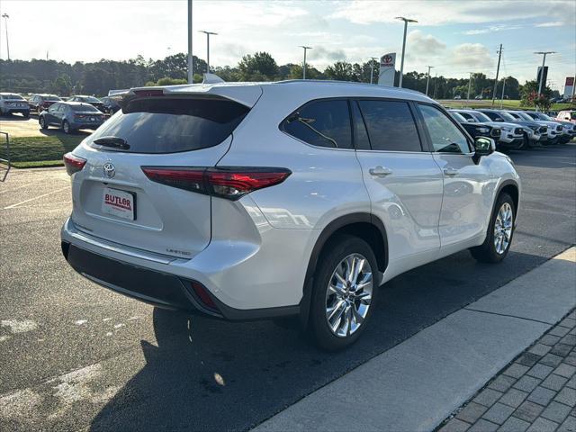 used 2023 Toyota Highlander car, priced at $43,900