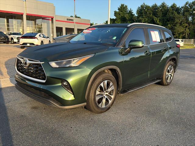 used 2023 Toyota Highlander car, priced at $39,999