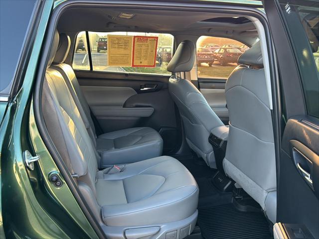 used 2023 Toyota Highlander car, priced at $39,999