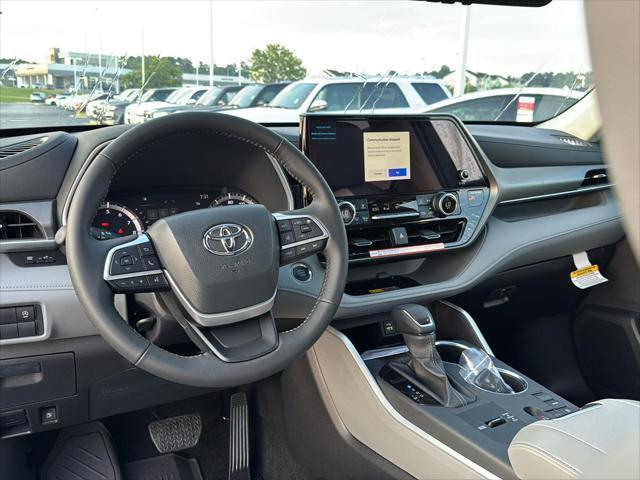 new 2025 Toyota Highlander car, priced at $45,729