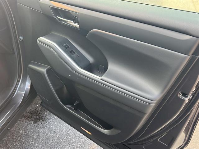used 2022 Toyota Highlander car, priced at $35,999