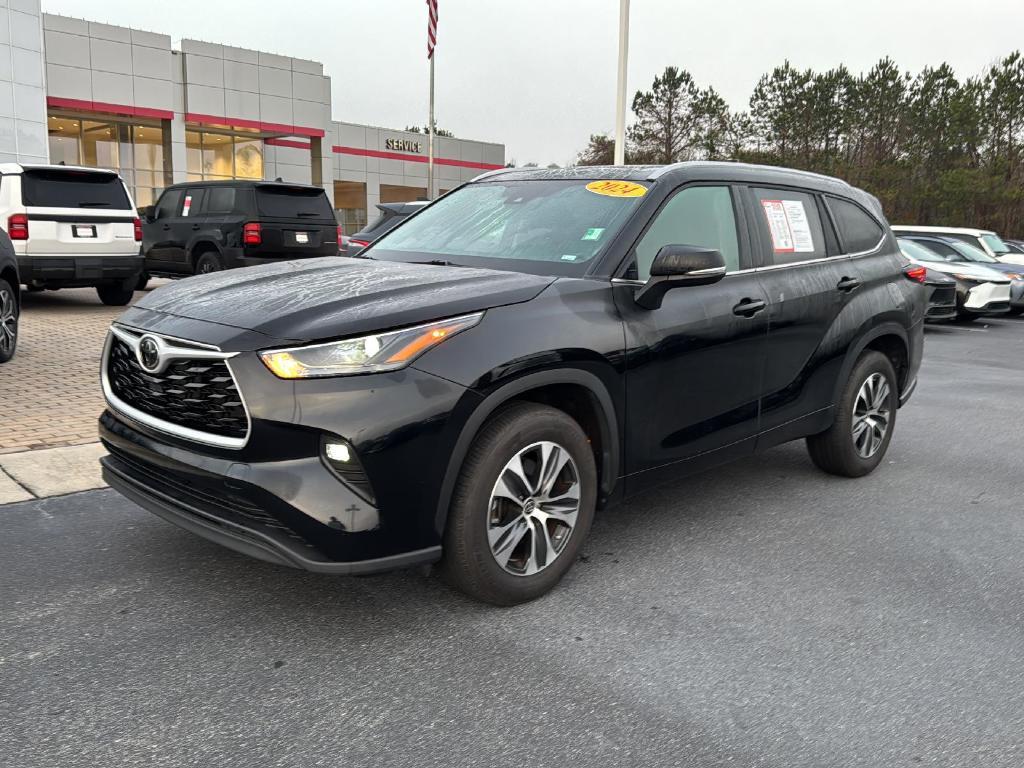 used 2024 Toyota Highlander car, priced at $43,400