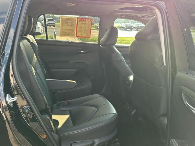 used 2024 Toyota Highlander car, priced at $43,999