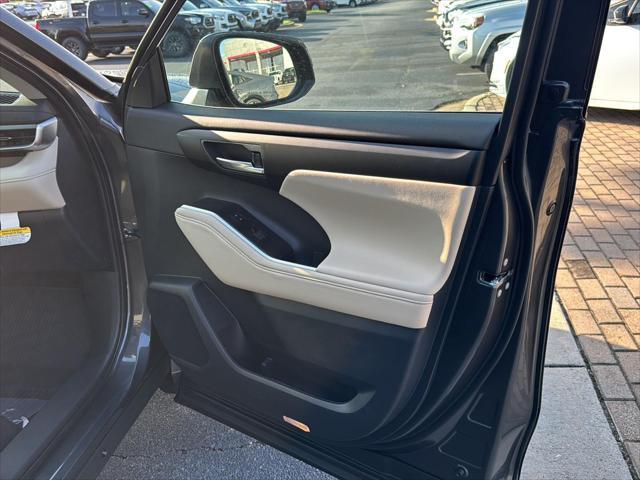 new 2025 Toyota Highlander car, priced at $44,935