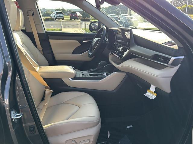 new 2025 Toyota Highlander car, priced at $44,935