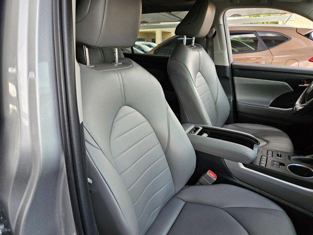 used 2022 Toyota Highlander car, priced at $33,669