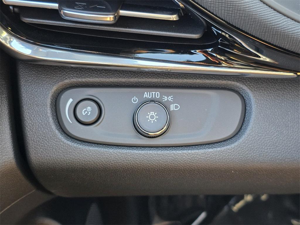 new 2025 Buick Envista car, priced at $27,000