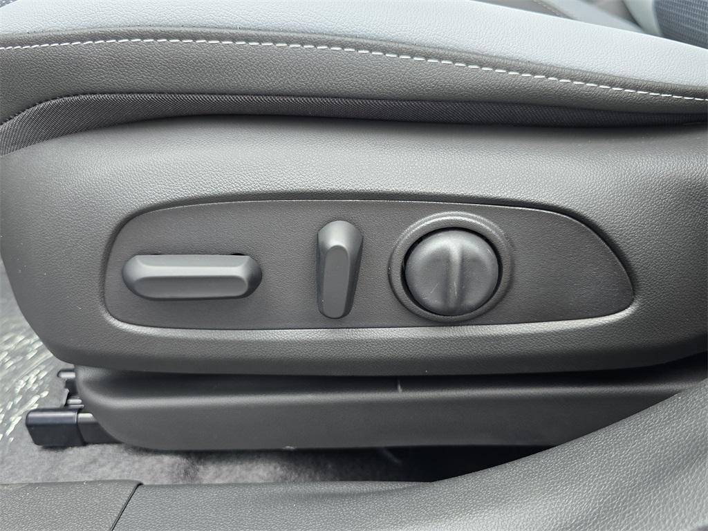 new 2025 Buick Envista car, priced at $23,500