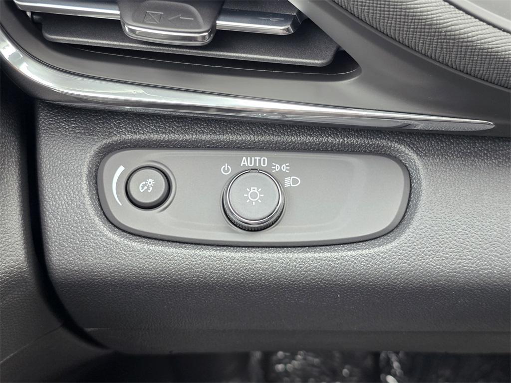 new 2025 Buick Envista car, priced at $23,500