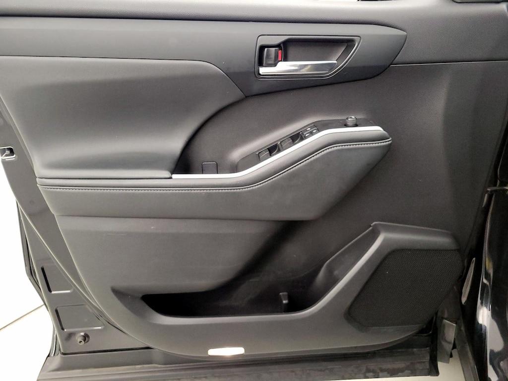 used 2021 Toyota Highlander Hybrid car, priced at $33,998