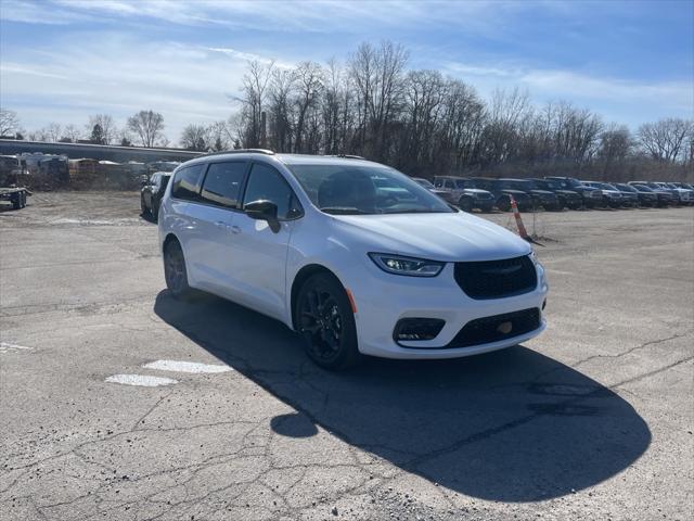 new 2024 Chrysler Pacifica car, priced at $55,752