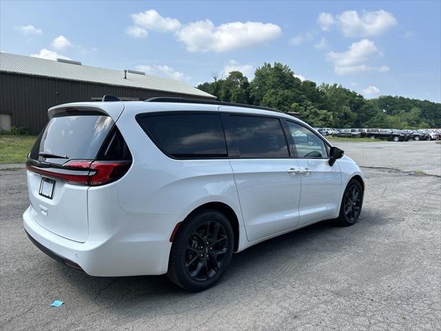 new 2024 Chrysler Pacifica car, priced at $40,999