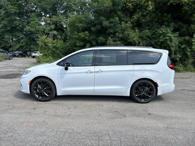 new 2024 Chrysler Pacifica car, priced at $40,999