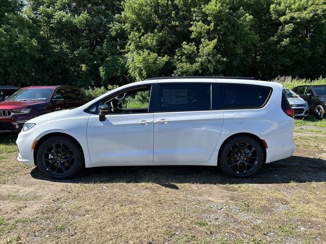 new 2024 Chrysler Pacifica car, priced at $44,999