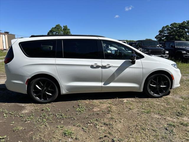 new 2024 Chrysler Pacifica car, priced at $44,999