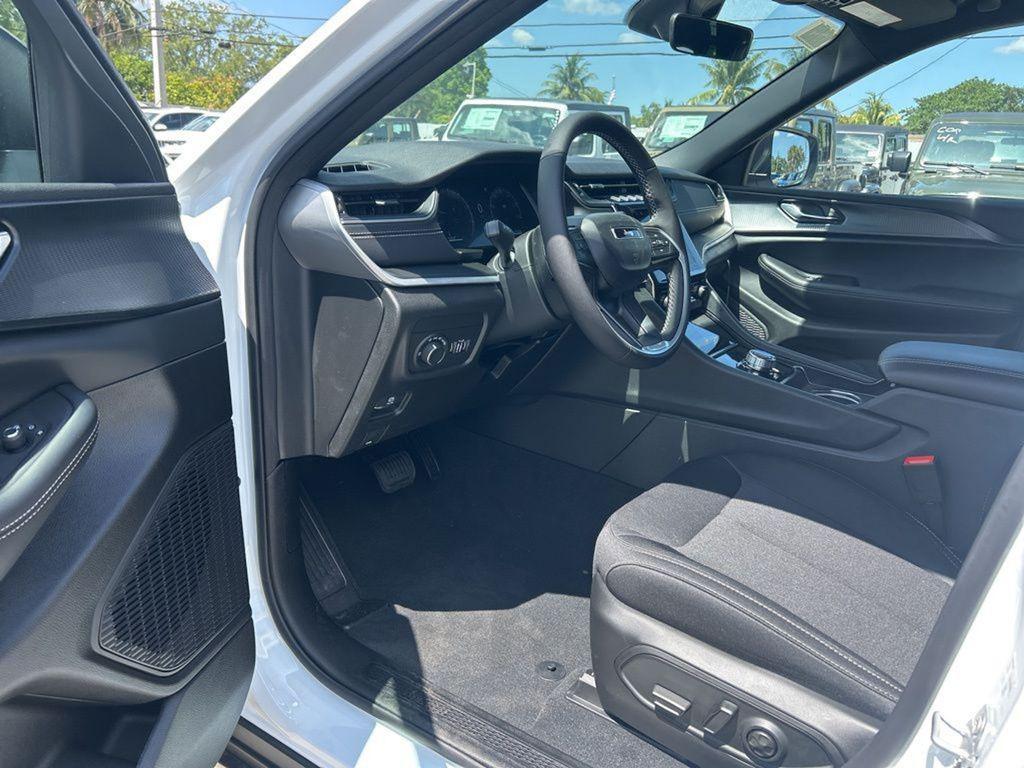 new 2025 Jeep Grand Cherokee L car, priced at $40,825