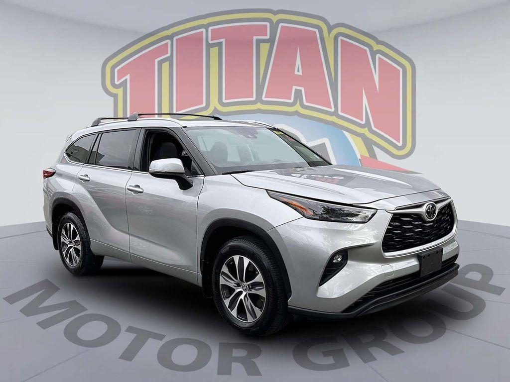 used 2022 Toyota Highlander car, priced at $39,998